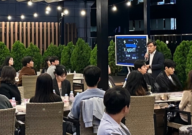 8일 광화문에 위치한 신한은행 한국금융사박물관 옥상정원에서 진행된 ‘테크올나잇’ 행사에서 황인하 신한은행 테크그룹장이 축사하는 모습./신한은행