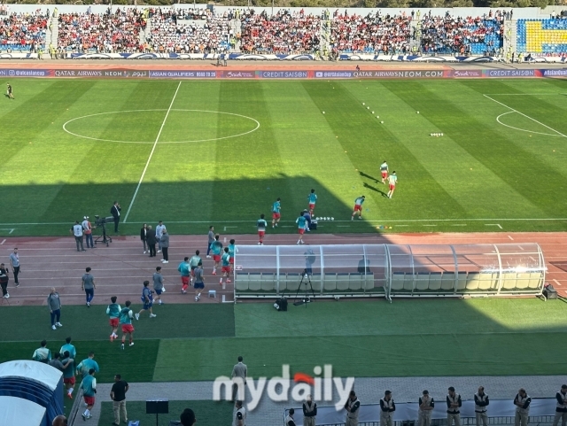 대한민국 축구대표팀이 워밍업을 하기 위해 요르단 암만 국제 경기장에 나타났다. 요르단 홈 팬들은 대표팀 선수단을 향해 야유를 퍼부었다./암만(요르단)=노찬혁 기자