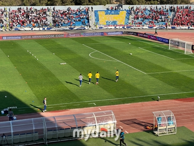 대한민국 축구대표팀이 워밍업을 하기 위해 요르단 암만 국제 경기장에 나타났다. 요르단 홈 팬들은 대표팀 선수단을 향해 야유를 퍼부었다./암만(요르단)=노찬혁 기자