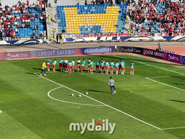 대한민국 축구대표팀이 워밍업을 하기 위해 요르단 암만 국제 경기장에 나타났다. 요르단 홈 팬들은 대표팀 선수단을 향해 야유를 퍼부었다./암만(요르단)=노찬혁 기자