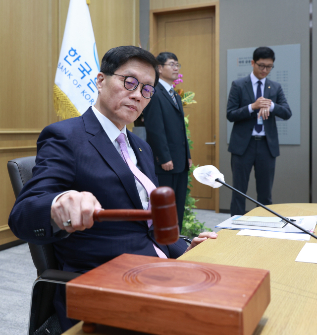 이창용 한국은행 총재가 11일 서울 중구 한국은행 본관에서 열린 금융통화위원회에서 의사봉을 두드리고 있다./한국은행