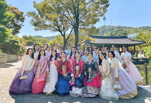 대한항공은 서울 중구 한옥마을에서 신입 외국인 객실 승무원들의 한국 문화 이해를 돕는 프로그램을 진행했다./ 대한항공