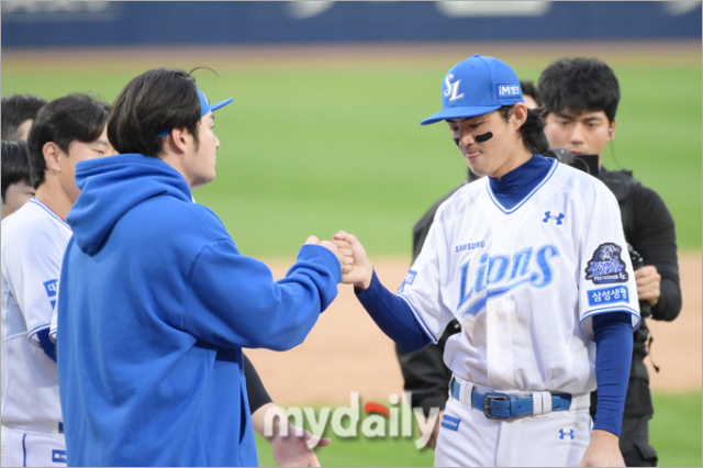 삼성 라이온즈 구자욱이 박병호와 하이파이브를 하고 있다./대구=한혁승 기자 hanfoto@mydaily.co.kr