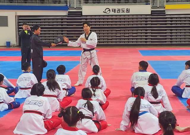 최영석 사범(뒤 오른쪽)이 수련생들에게 시범을 보이고 있다. /태권도진흥재단 제공