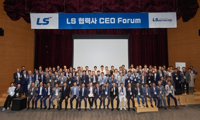 LS미래원에서 개최된 2024 LS 협력사 CEO 포럼에 참석한 협력사 대표들이 기념사진을 촬영하고 있다. /LS그룹