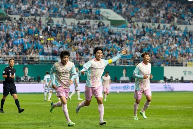 지난 12일 대전월드컵경기장에서 열린 하나은행 자선축구대회 경기 후반 20분, ‘팀 히어로’의 주장 임영웅이 전원석의 골을 돕는 어시스트를 기록한 뒤 함께 기쁨의 세레모니를 하고 있다./하나은행