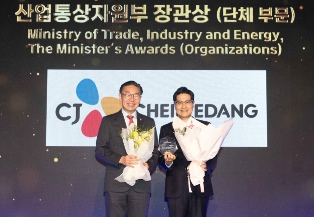 16일 서울 신라호텔에서 열린 ‘2024 기업지식재산대상’ 시상식에서 김주석 CJ제일제당 법무실장(오른쪽)과 김완기 특허청장이 기념촬영을 하고 있다./CJ제일제당