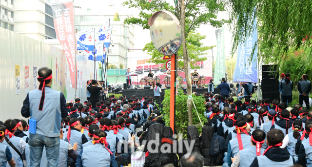 KT 노동조합이 16일 KT 광화문 사옥 앞에서 노조 집회를 하고 있다. /곽경훈 기자