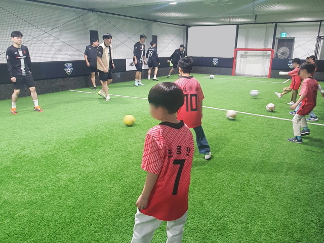 한국타이어 임직원들이 10월 19일 서울시 관악구에 위치한 실내 축구장에서 동명아동복지센터 아동과 함께 일일 축구 교실을 진행하고 있다. /한국타이어