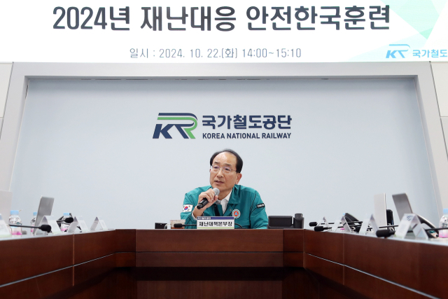 이성해 국가철도공단 이사장이 22일 공단 본사 재난대책상황실에서 ‘2024년 재난대응 안전한국훈련’ 전 과정을 실시간 모니터링하며 지휘·통제하고 있다./국가철도공단