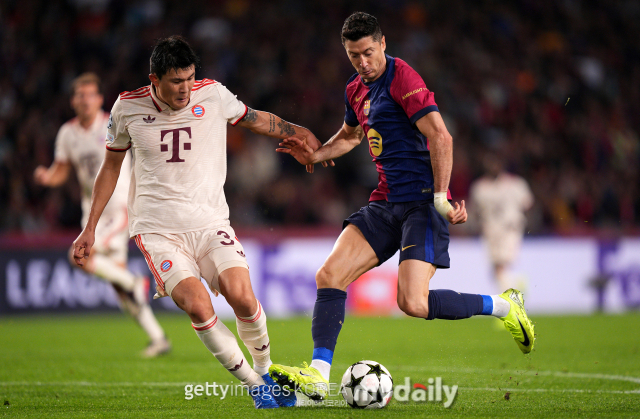 김민재(왼쪽) 24일 UCL 리그 페이즈 3차전 원정 경기에서 바르셀로나의 레반도프스키와 공을 다투고 있다. /게티이미지코리아