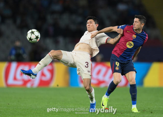 바이에른 뮌헨은 24일 오전(한국시간) 스페인 바르셀로나에서 열린 2024-25시즌 유럽축구연맹(UEFA) 챔피언스리그 페이즈 3차전에서 바르셀로나에 1-4로 졌다. 바이에른 뮌헨은 이날 패배로 1승2패(승점 3점)의 성적으로 UEFA 챔피언스리그 본선에서 36개팀 중 23위를 기록하게 됐다. 김민재는 풀타임 활약하며 수비진을 이끌었지만 바이에른 뮌헨은 대패로 경기를 마쳤다./게티이미지코리아