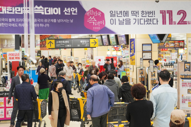 2019년 첫 신세계그룹 통합 행사 쓱데이 기간 이마트 매장이 고객들로 붐비고 있다./신세계그룹