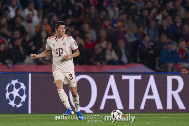 바이에른 뮌헨은 24일 오전(한국시간) 스페인 바르셀로나에서 열린 2024-25시즌 유럽축구연맹(UEFA) 챔피언스리그 페이즈 3차전에서 바르셀로나에 1-4로 패했다. 바이에른 뮌헨은 이날 패배로 1승2패(승점 3점)의 성적으로 UEFA 챔피언스리그 본선에서 36개팀 중 23위에 머물게 됐다. 김민재는 풀타임 활약하며 수비진을 이끌었지만 바이에른 뮌헨은 대패로 경기를 마쳤다./게티이미지코리아