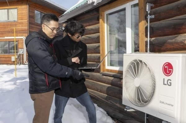 LG전자 연구원(사진 오른쪽)과 김선우 알래스카 페어뱅크스 교수가 혹한에서도 고성능을 내는 히트펌프를 테스트하고 있다./LG전자