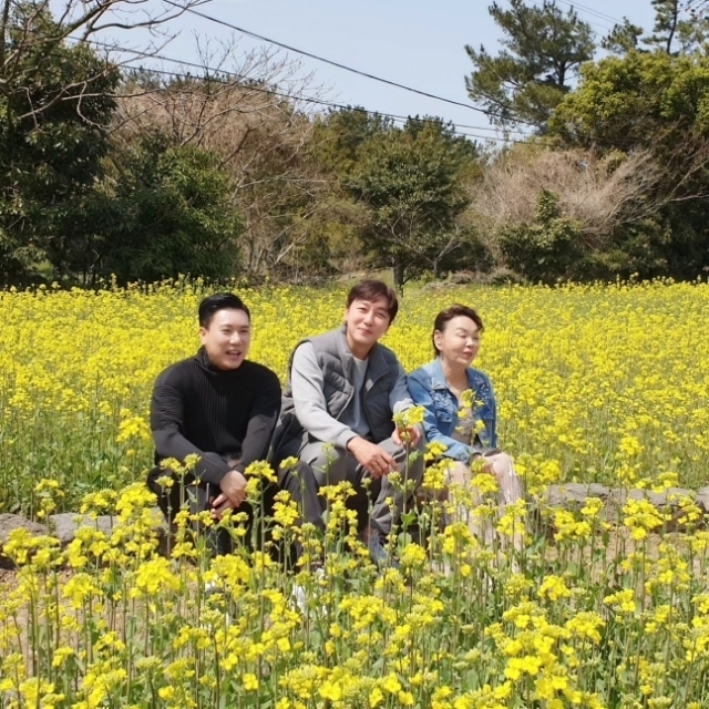 가수 이상민(왼쪽), 가수 겸 배우 탁재훈, 故 김수미가 나란히 앉아 있다. /탁재훈 인스타그램