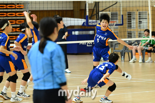 대전 봉명초 유재준이 1세트 득점을 올린 뒤 기뻐하고 있다. / 한국배구연맹