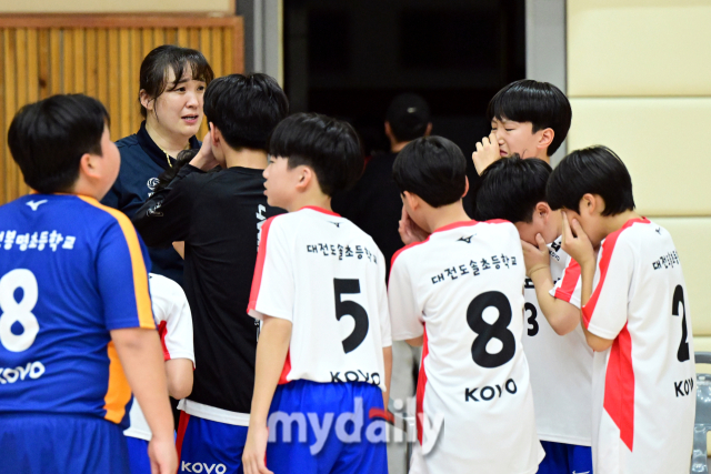 성은교 감독이 준우승을 차지한 대전 도솔초 선수들을 위로하며 눈물을 흘리고 있다. / 한국배구연맹