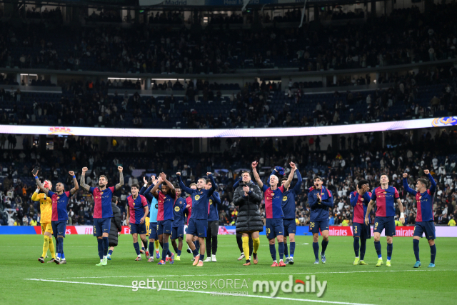 27일 엘 클라시코 4-0 대승 후 함께 기뻐하는 바르셀로나 선수들. /게티이미지코리아