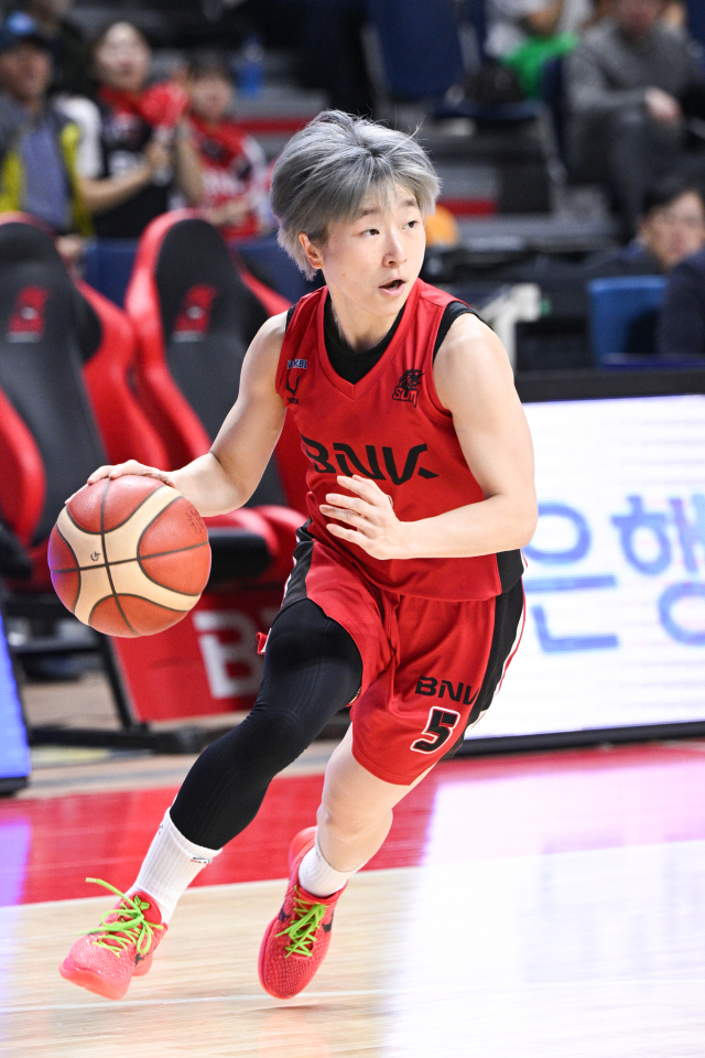 부산 BNK 썸이 용인 삼성생명을 꺾고 홈 개막전에서 승전보를 울렸다./WKBL