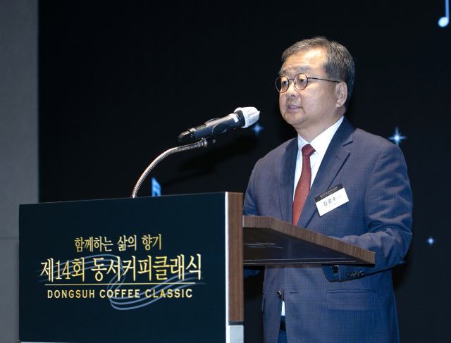 지난 30일 대전예술의전당 아트홀에서 열린 ‘제14회 동서커피클래식’ 공연에 앞서 김광수 동서식품 사장이 인사말을 하고 있다./동서식품