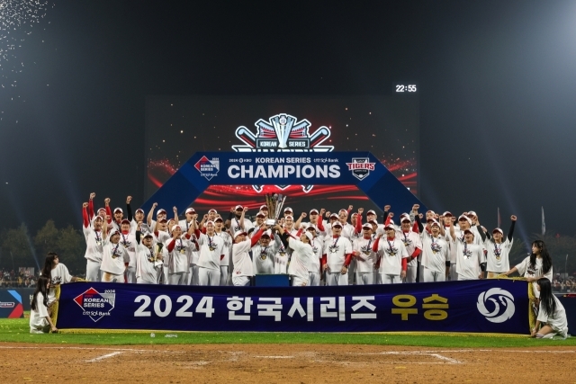 기아가 KBO 구단 기아 타이거즈 12번째 한국시리즈 우승을 기념해 11월 30일까지 고객 프로모션을 실시한다고 1일 밝혔다. 사진은 지난달 28일 기아 타이거즈 선수들이 광주-기아챔피언스 필드에서 촬영한 기아 타이거즈 2024 한국시리즈 우승 기념 사진. /기아