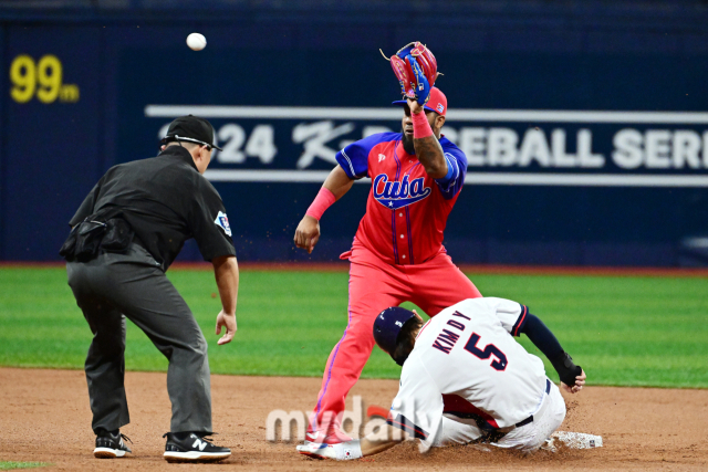 대한민국 야구대표팀 김도영이이 1일 오후 서울 고척스카이돔에서 진행된 쿠바 야구대표팀과의 경기 1회말 2사 1루에서 2루 도루를 성공하고 있다./마이데일리