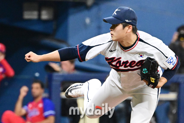 대한민국 야구대표팀 박영현이 1일 오후 서울 고척스카이돔에서 진행된 쿠바와의 연습 경기 9회초 구원 등판해 역투를 펼치고 있다./고척=곽경훈 기자