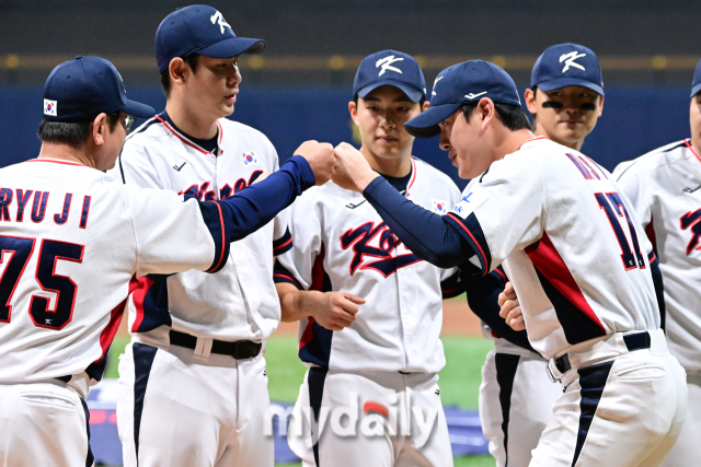 2024 세계야구소프트볼연맹(WBSC) 프리미어12 한국 대표팀 류중일 감독과 나승엽./마이데일리