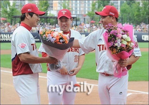 이범호 감독과 김주찬 벤치코치/마이데일리