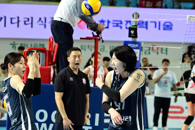 경기 전 정관장 서브 연습볼에 맞은 한국도로공사 강소휘가 고통스러워 하고 있다./ KOVO(한국배구연맹)