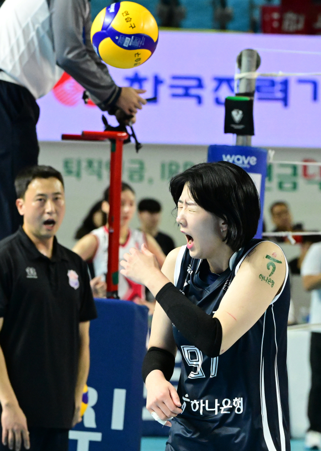 경기 전 정관장 서브 연습볼에 맞은 한국도로공사 강소휘가 고통스러워 하고 있다. /KOVO(한국배구연맹)