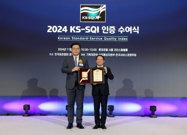 5일 ‘2024 한국서비스품질지수(KS-SQI) 인증 수여식’에서 김상민 롯데호텔앤리조트 국내호텔본부장(사진 왼쪽)과 강명수 한국표준협회 회장이 기념 촬영을 하고 있다./롯데호텔앤리조트