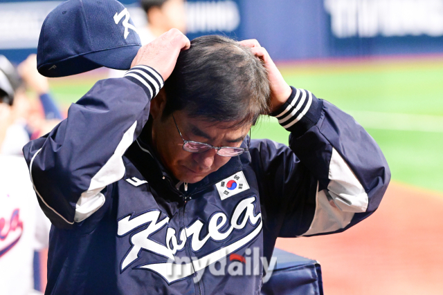 대한민국 야구대표팀 류중일 감독이 6일 오후 서울 고척스카이돔에서 진행된 상무와의 연습 경기에서 생각을 하고 있다./고척=곽경훈 기자 kphoto@mydaily.co.kr