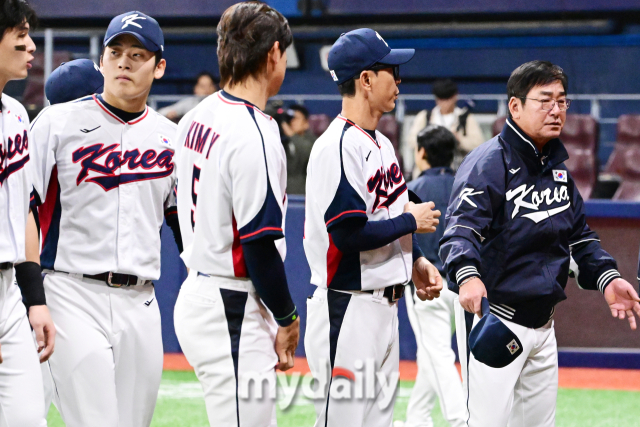 대한민국 야구대표팀 류중일 감독이 6일 오후 서울 고척스카이돔에서 진행된 상무와의 연습 경기에서 승리한 뒤 선수들과 함께 더그아웃으료 향하고 있다./고척=곽경훈 기자 kphoto@mydaily.co.kr