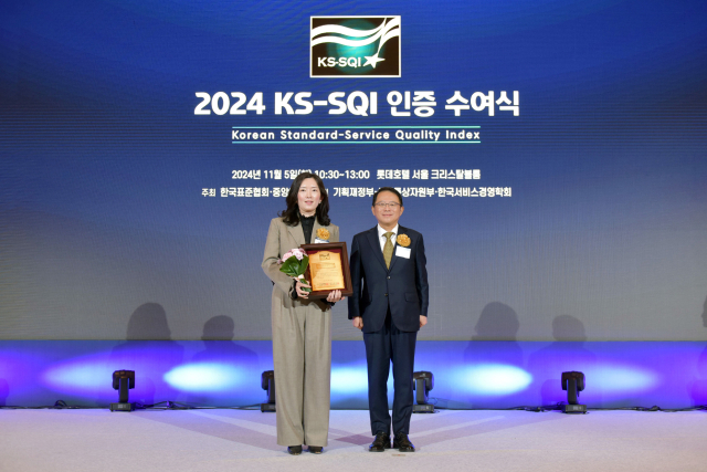 5일 서울 중구 소공동 롯데호텔에서 진행된 ‘2024 한국서비스품질지수(KS-SQI) 인증 수여식’에서 양성회 하나투어 고객경험본부장(왼쪽)과 강명수 한국표준협회 회장이 기념 촬영을 하고 있다. /하나투어