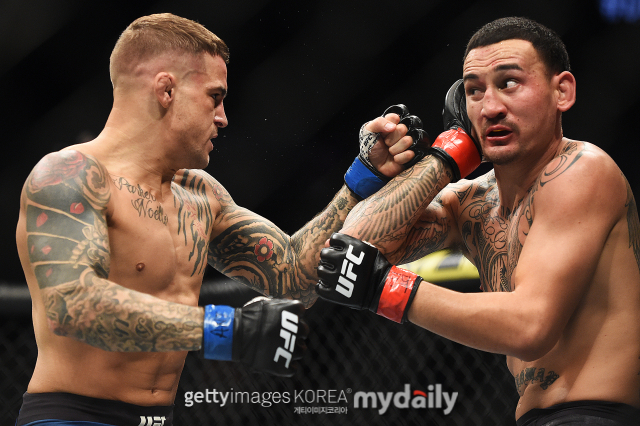 UFC 236에서 맞대결을 벌인 포이리에(왼쪽)와 할로웨이. /게티이미지코리아