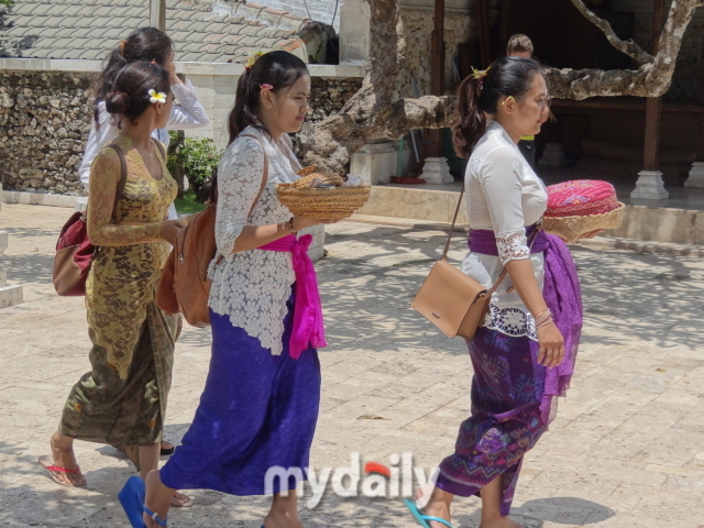 사원에 공물을 바치기 위해 발걸음을 재촉하는 여인들에게서 그들의 경건한 신앙심이 엿보였다. /신양란 작가