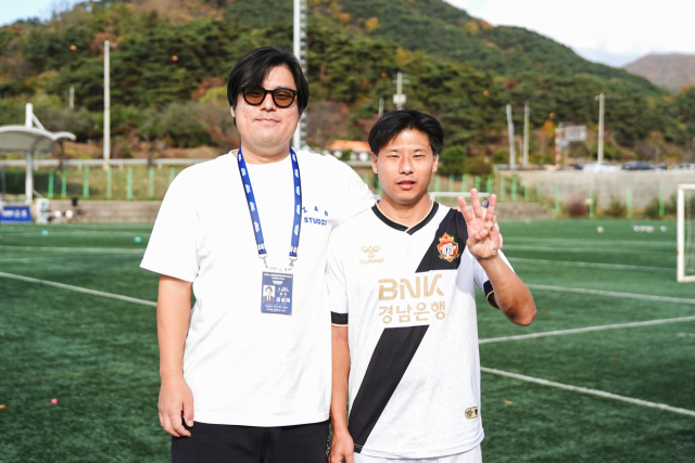 경남FC 통합축구단 김성재 감독(왼쪽), 정상혁./스페셜올림픽코리아