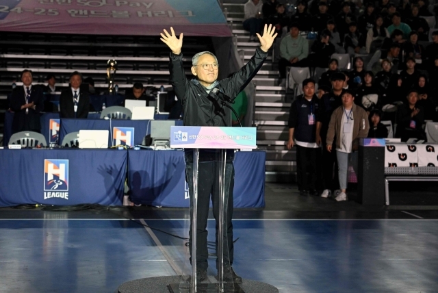 유인촌 장관이 개막식에서 팬들에게 손을 흔들어 환영의 뜻을 전하고 있다. /한국핸드볼연맹 제공