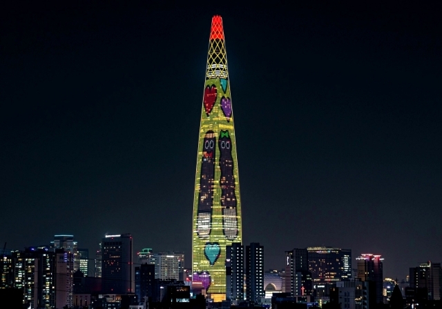 11월 11일 오후 6시부터 송출되는 롯데월드타워 빼빼로데이 미디어 파사드. /롯데웰푸드