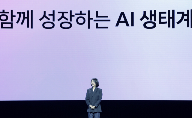 최수연 네이버 대표가 11일 코엑스에서 열린 팀네이버 통합 콘퍼런스 단 24에서 발표를 하고 있다. /네이버