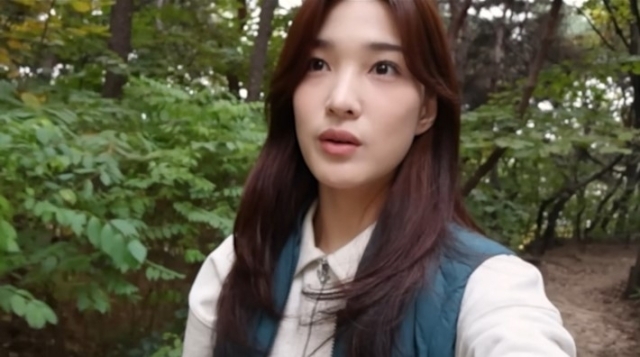 율희가 11일 개인 유튜브 채널에 이혼 후 심경을 담은 영상을 업로드했다. /유튜브 율희의집 캡처.
