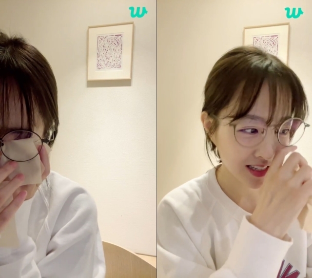 배우 박보영이 눈시울을 붉히고 있다. /박보영 위버스 라이브