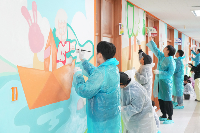 한국타이어 임직원과 임직원 가족이 9일 경기도 용인시 기흥구 나곡초등학교, 대전광역시 대덕구 새여울초등학교에서 벽화 그리기 봉사활동을 진행하고 있는 모습. /한국타이어
