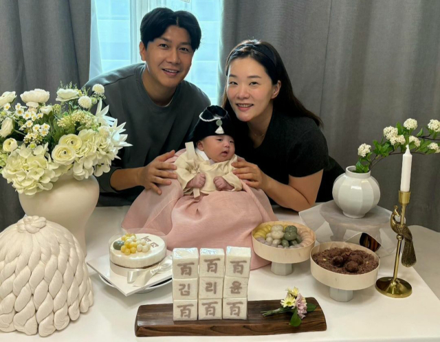 둘째 딸 리윤의 근황을 공개한 방송인 김승현, 방송작가 장정윤 부부./방송작가 장정윤 인스타그램