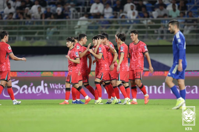 한국 선수들이 배준호의 득점 후 함께 기뻐하고 있다. /대한축구협회 제공