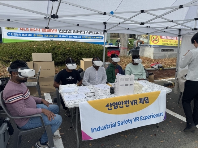 고용노동부 통영지청과 안전보건공단 경남지역본부를 중심으로 결성된 거제·통영·고성지역 안전문화실천추진단은 지난 17일 거제체육관에서 실시한 ‘2024 거제시 외국인노동자 화합의 날’에 참여해 4대 금지 캠페인 및 VR 체험교육 등 안전문화 확산 캠페인을 실시했다고 18일 밝혔다./안전보건공단 경남지역본부