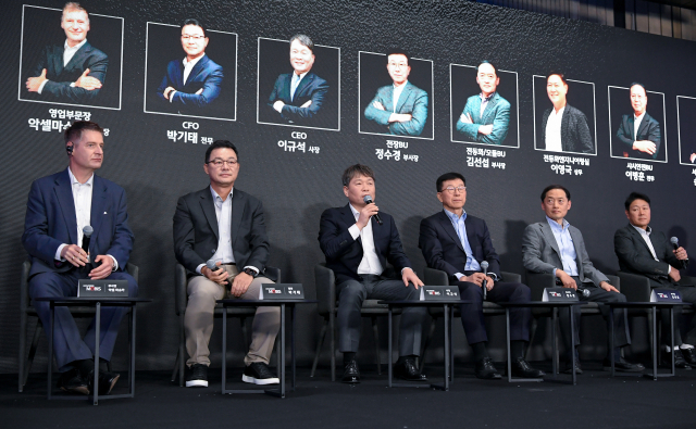 여의도 페어몬트 호텔에서 19일 열린 ‘2024 CEO 인베스터 데이’에서 Q&A 세션 패널로 나선 현대모비스 경영진이 참석자들의 질문에 답하고 있다. (왼쪽부터) 악셀 마슈카 영업부문 부사장, 박기태 재경부문 전무, 이규석 사장, 정수경 전장BU 부사장, 김선섭 전동화·모듈BU 부사장, 이영국 전동화엔지니어링실 상무. /현대모비스