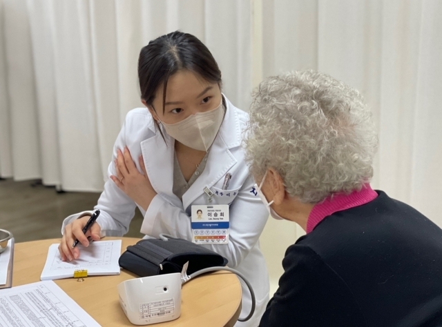 분당자생한방병원은 한솔종합사회복지관을 방문해 지역 어르신 대상 한방 의료봉사활동을 실시했다. /자생한방병원